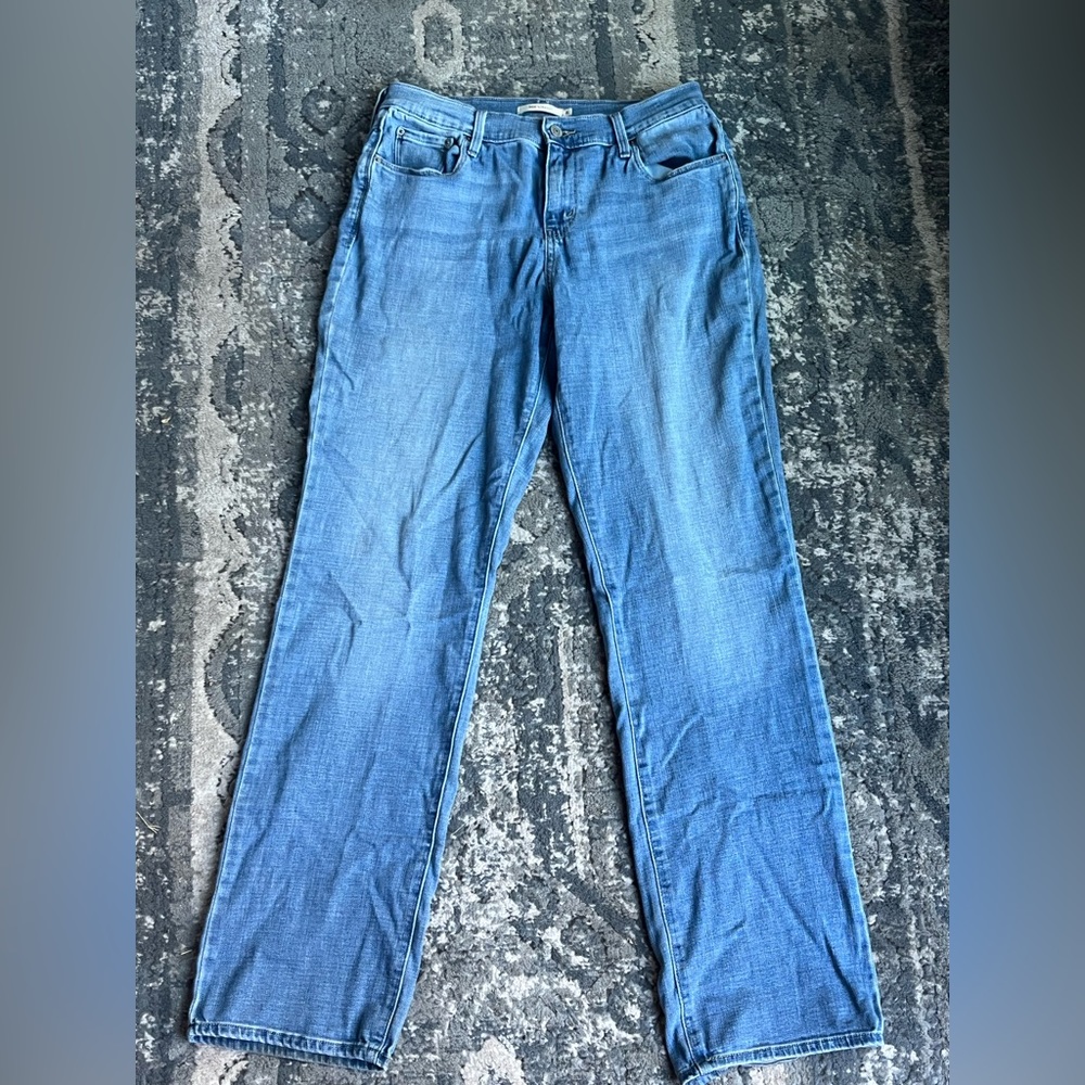 Straight leg light blue levi’s